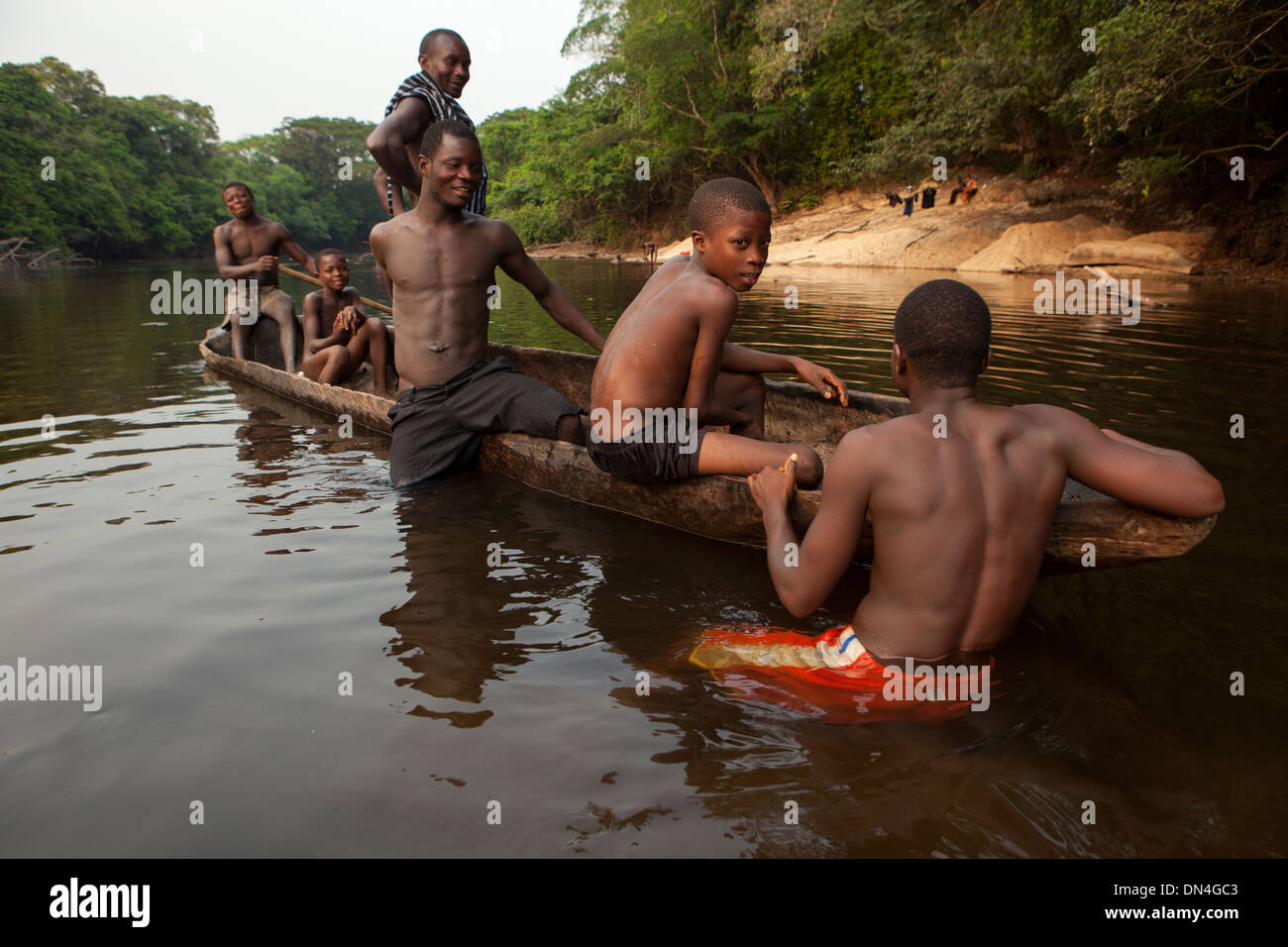 Angelique Baum Boot in einem seichten Fluss in Sierra Leone Bo Region. Stockfoto