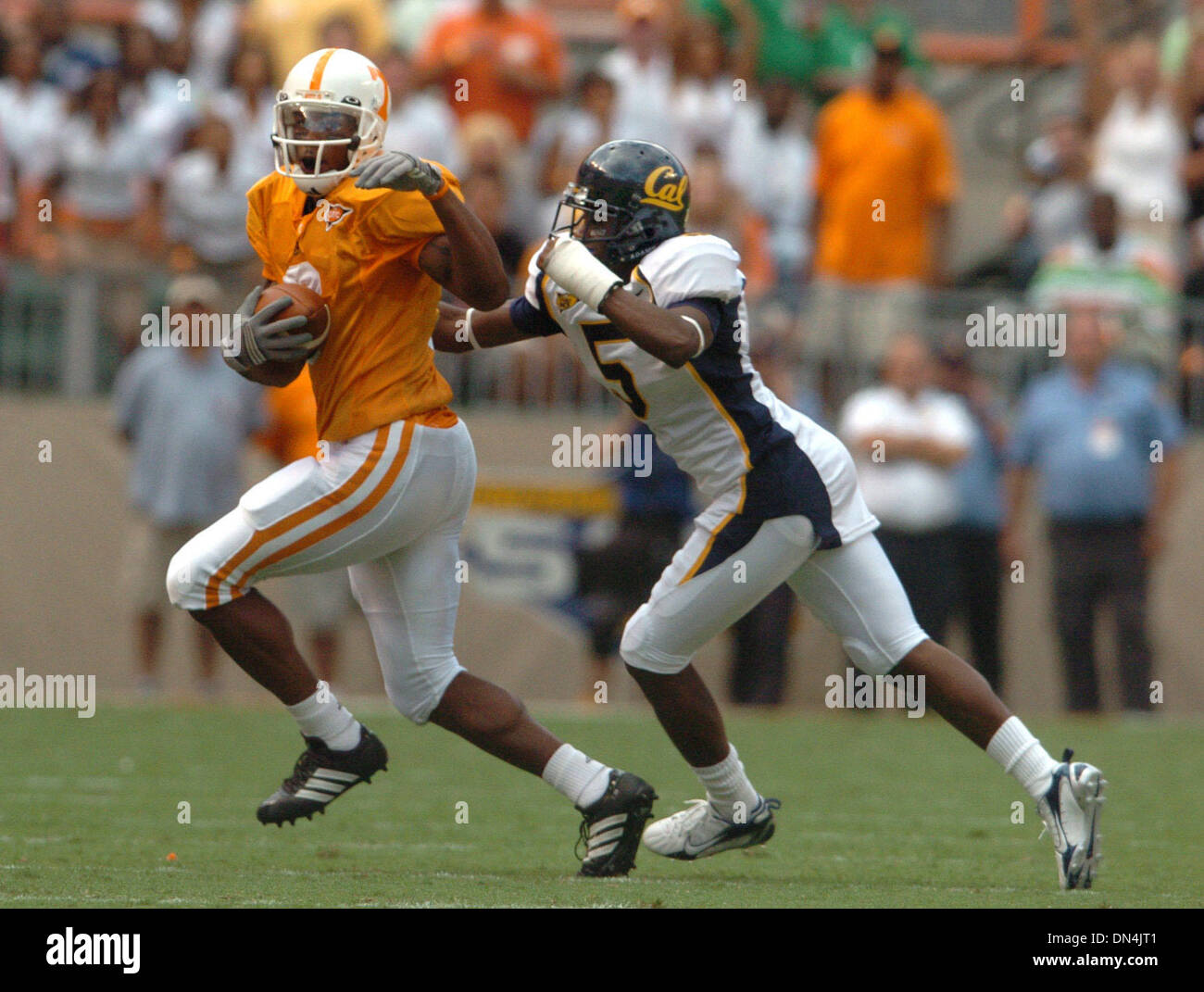 Sep 02, 2006; Knoxville, TN, USA; Tennessees Robert Meachem soll seinen ersten 2 Touchdowns gegen CALs Syd'Quan Thompson im ersten Quartal ihres Spiels im Neyland Stadium in Knoxville, TN auf Samstag, 2. September 2006 Punkten. Cal war nie wirklich in das Spiel und verlor eine einseitigen Spiel 35-18. Obligatorische Credit: Foto von Dan Honda/Contra Costa Times / ZUMA Press. (©) Copyright Stockfoto