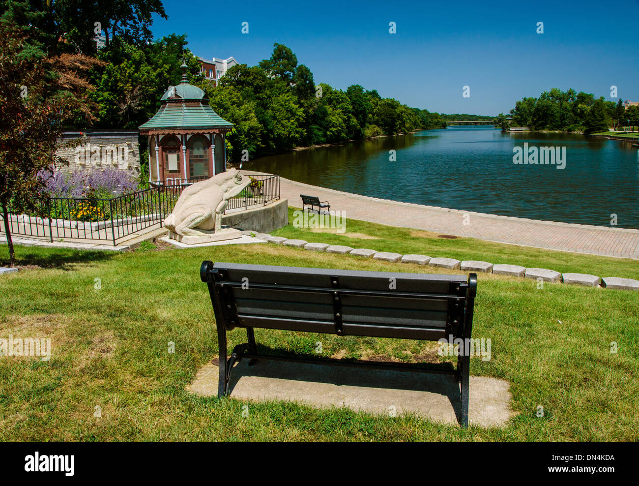 Parkbank mit Blick auf den Fox River in Batavia, Illinois, einer Stadt auf dem Lincoln Highway Stockfoto