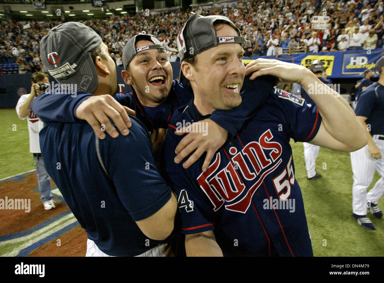 1. Oktober 2006; Minneapolis, MN, USA; Die Minesota Zwillinge feiern ihre Division nach Detroit Niederlage gegen Kansas City Investitur Abschluss ihr Spiel gegen die Chicago White Sox in der Metordome in Minneapolis, Minnesota, Sonntag, 1. Oktober 2006 zu gewinnen. Die Zwillinge besiegten die White Sox 5-1. Obligatorische Credit: Foto von Marlin Levison/Minneapolis Star T/ZUMA Press. (©) Copyright Stockfoto