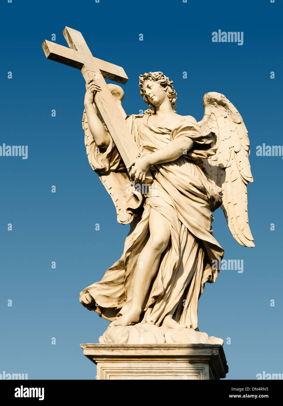 Der Engel mit dem Kreuz von Ercole Ferrata, Sant'Angelo Brücke, Rom, Italien. Stockfoto