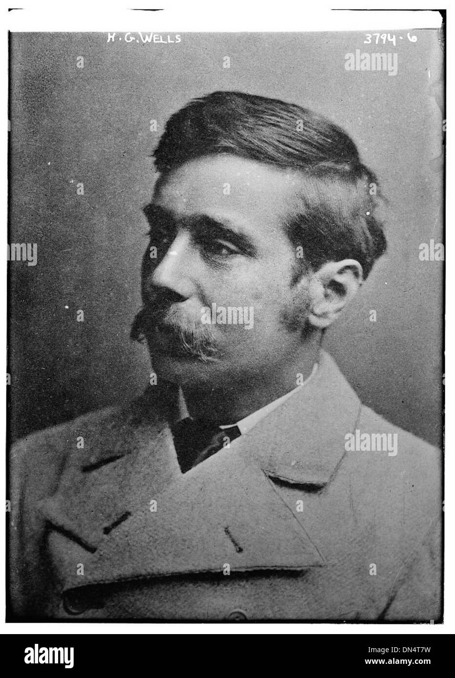 Dieses Vintage-Porträt aus der Library of Congress zeigt H.G. Wells, einen berühmten britischen Autor, der für seine Science-Fiction und seine historischen Schriften bekannt ist. Das Bild spiegelt seinen intellektuellen Charakter und sein literarisches Erbe wider. Stockfoto