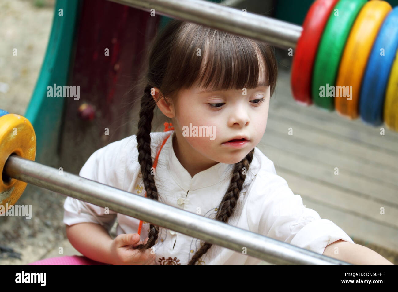 Porträt von schönen jungen Mädchen auf dem Spielplatz. Stockfoto