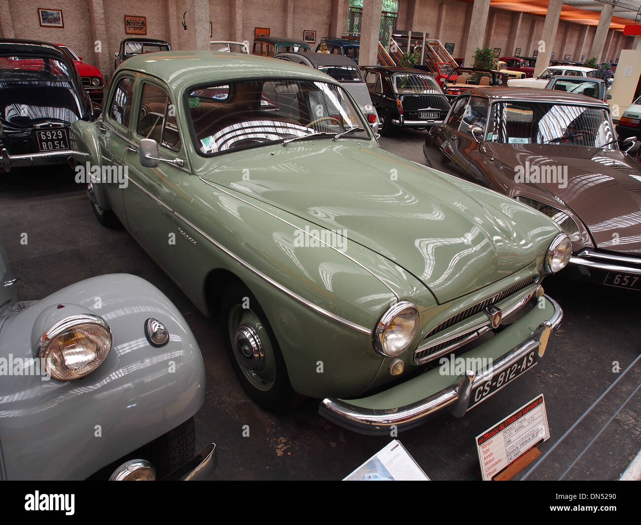 Der Renault R1101 Amiral 1956 ist ein französisches Automobil mit 12 PS-Motor, 4 Zylindern und 2141 cm3 Hubraum. Es repräsentiert die französische Automobiltechnik Mitte des 20. Jahrhunderts. Stockfoto