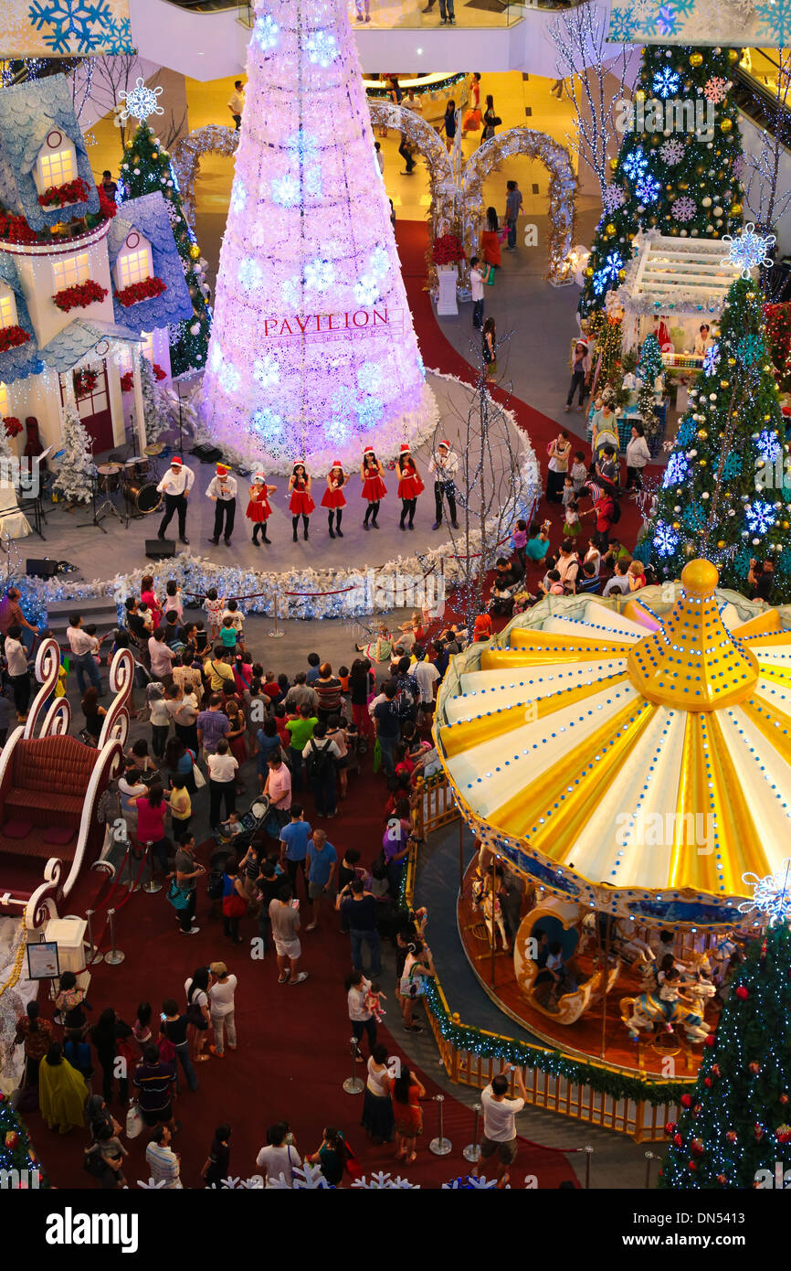 Publikum genießen die Xmas-Carol in der Pavillon Shopping Mall, KL Malaysia 2013. Stockfoto
