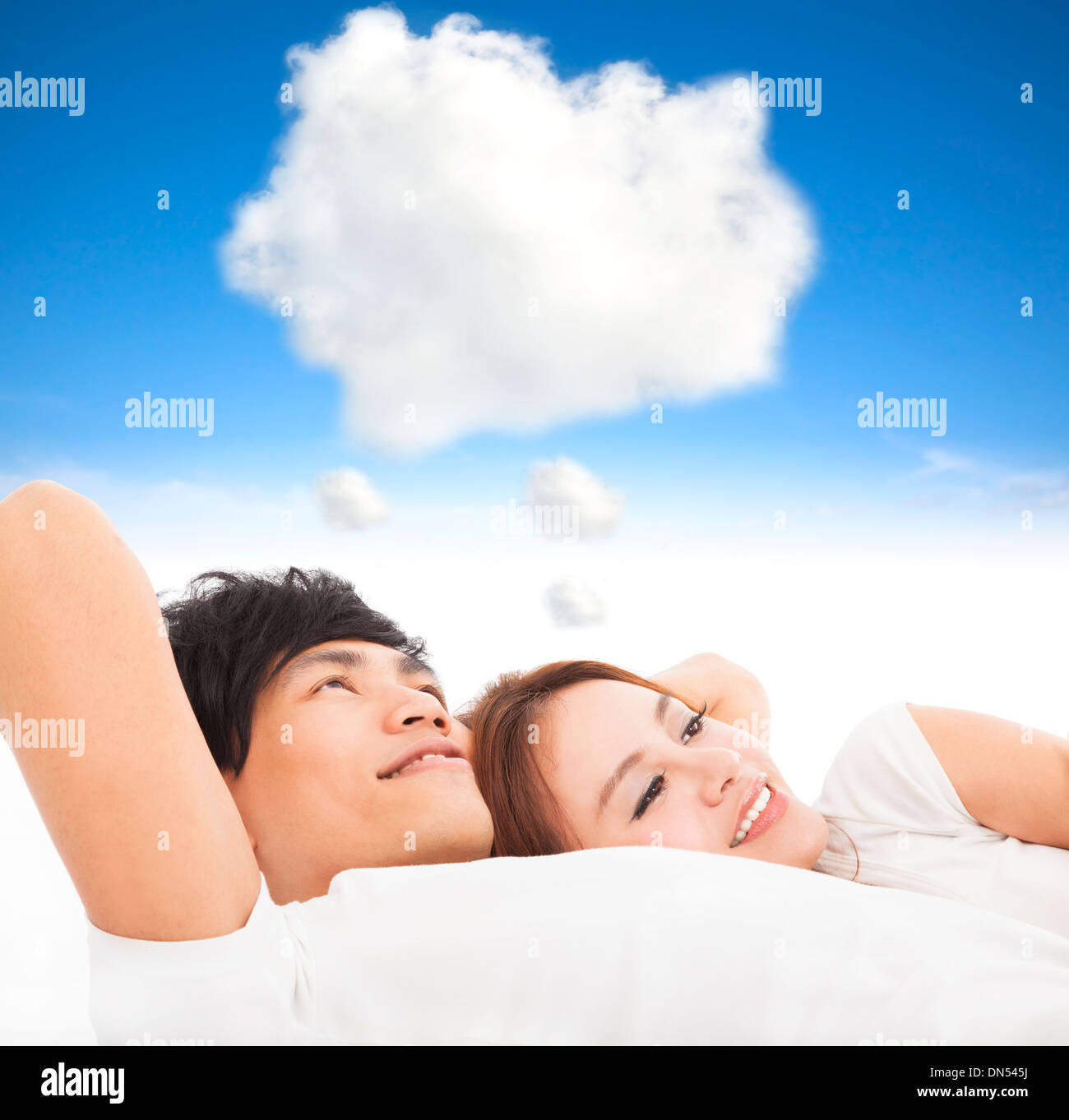 paar schläft auf dem Bett mit Traum-Cloud-Konzept Stockfoto