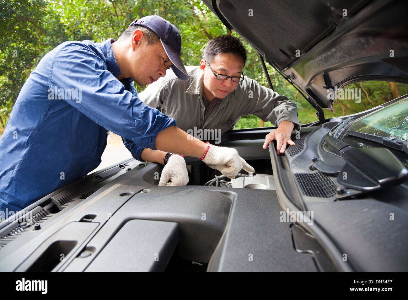 Kfz-Mechaniker repariert ein Auto in Dienst Stockfoto