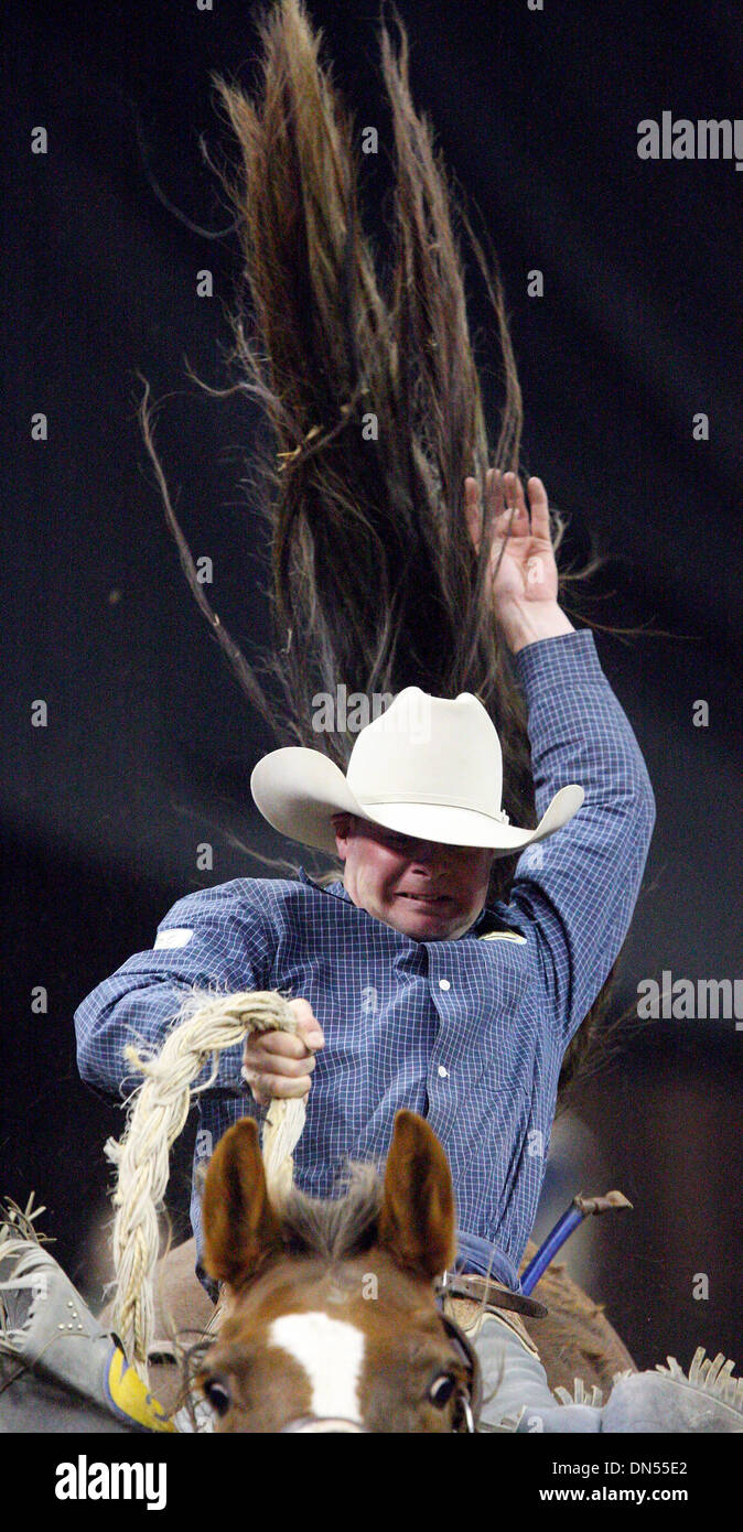 14. Februar 2009 konkurriert - San Antonio, Texas, USA - BRYCE MILLER, von Buffalo, South Dakota, in den Sattel Bronc Reiten Ereignis während der 60. jährlichen San Antonio Lager zeigen & Rodeo im AT&T Center. Miller erzielte eine 85 auf der Fahrt. (Kredit-Bild: © Edward A. Ornelas/San Antonio Express-News/ZUMApress.com) Stockfoto