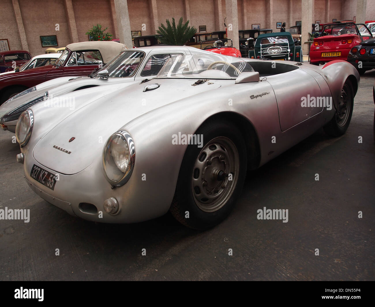 Der Porsche 550 Spyder, ein legendärer Sportwagen aus den 1950er Jahren, ist bekannt für seine leichte Bauweise und sein agiles Handling. Er wurde 1955 von James Dean in dem Film „Rebel Without a Cause“ (Rebel Without a Cause) gefahren. Stockfoto