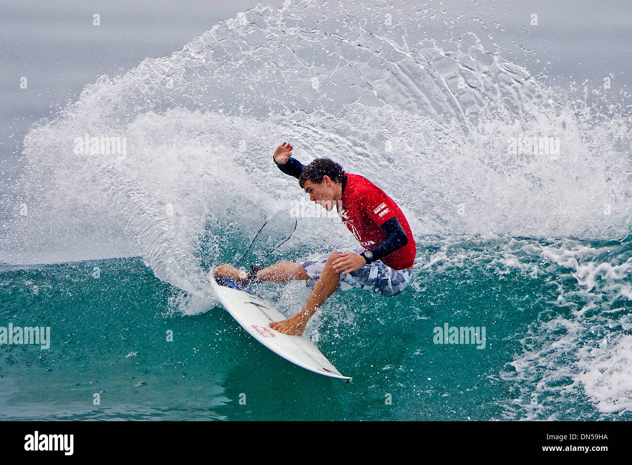 25. Juli 2006; Hunington Beach, Kalifornien, USA; Australier BEN DUNN (alte Barr, NSW) (Bild) den ersten Platz in seinem Heat in der Runde von 96 auf der Honda US Open of Surfing in Huntington Beach, Kalifornien heute. Dunn schlagen Kolleginnen und australische Glen Hall, Joel Centeio (Hawaii) und Dunga Neto (Brasilien) und Mike Todd (USA), Gesicht, Kieren Perrow (Australien) und Victor Ribas (Brasilien) in die Runde o Stockfoto