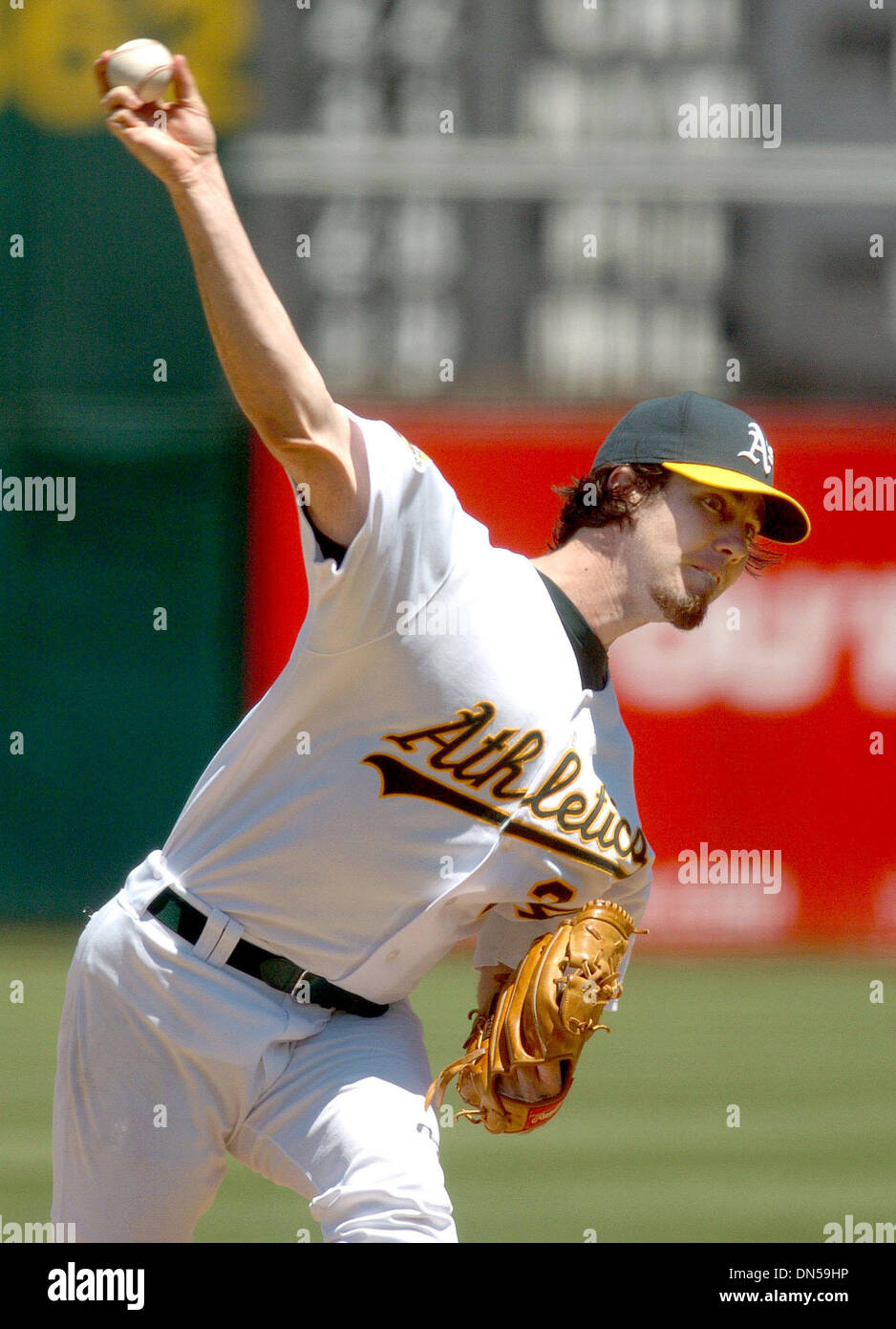 26. Juli 2006; Oakland, Kalifornien, USA; Die Oakland Athletics DAN HAREN aufgeschlagen ein starkes Spiel gegen die Boston Red Sox. Der A besiegt die Red Sox 5-1 bei McAfee Coliseum in Oakland, Kalifornien, am Mittwoch, 26. Juli 2006. Obligatorische Credit: Foto von Dan Honda/Contra Costa Times / ZUMA Press. (©) Copyright 2006 von Contra Costa Times Stockfoto