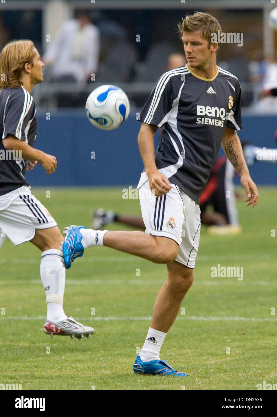 9. August 2006; Seattle, WA, USA; Real Madrid DAVID BECKHAM klappt vor der Ausstellung Fußball Spiel gegen D.C. United in Seattle am Mittwoch. Obligatorische Credit: Foto von Richard Clement/ZUMA Press. (©) Copyright 2006 von Richard Clement Stockfoto