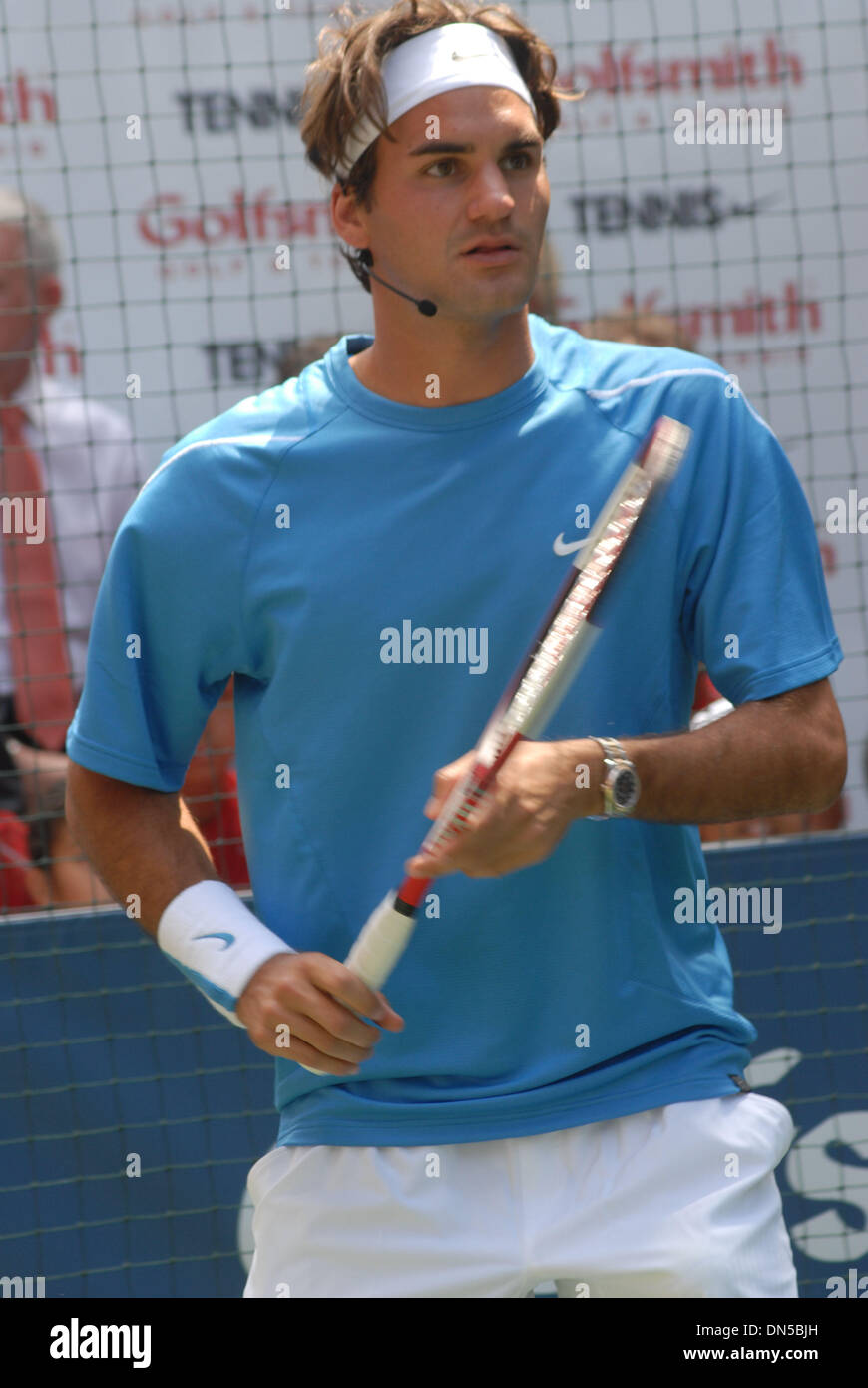 24. August 2006; New York, NY, USA; ROGER FEDERER Tennis spielen auf 54th Street beim NYC Street Slam in New York City. Obligatorische Credit: Foto von Jeffrey Geller/ZUMA Press. (©) Copyright 2006 von Jeffrey Geller Stockfoto