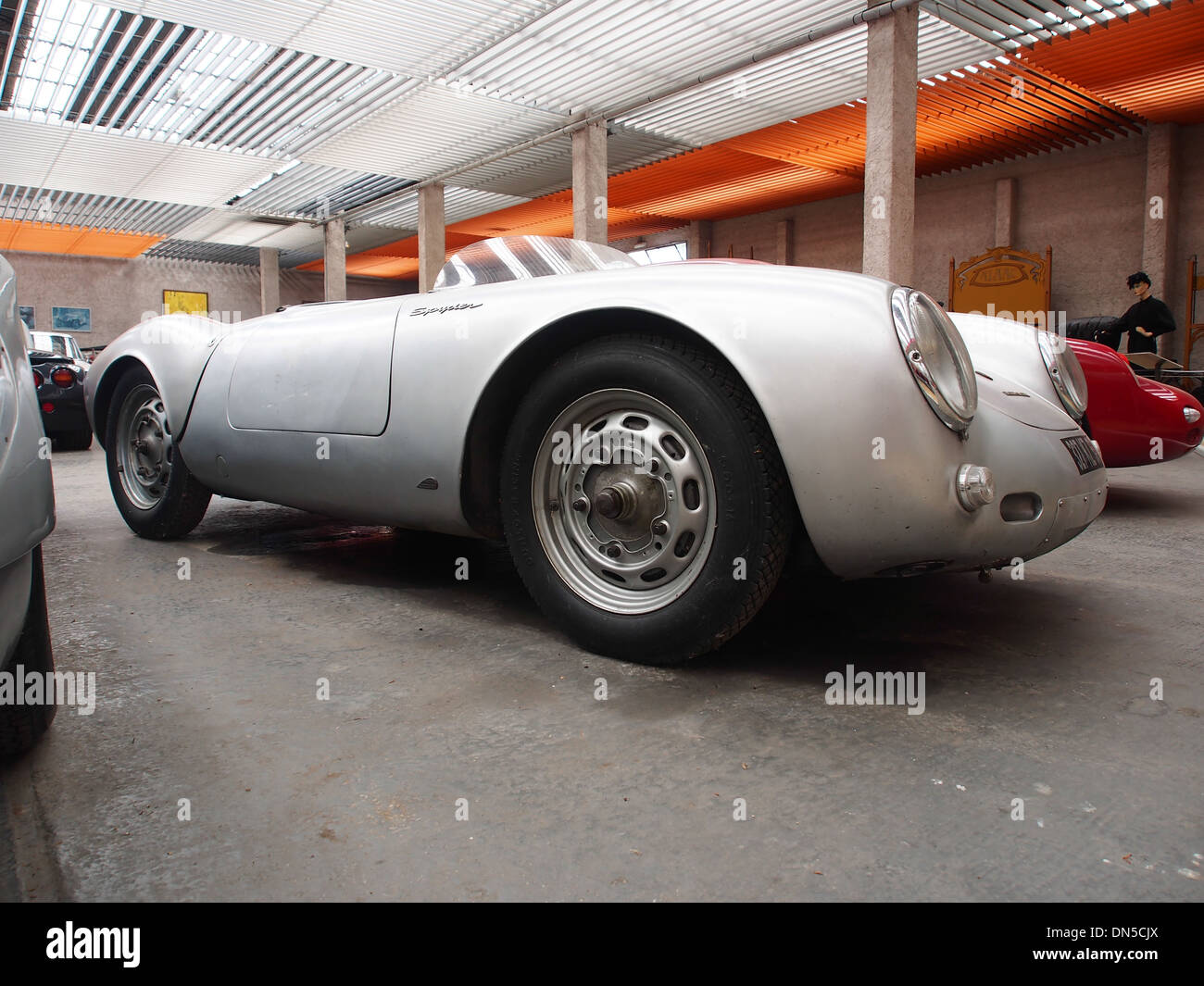 Der Porsche 550 Spyder ist ein leichter Hochleistungs-Sportwagen aus den 1950er Jahren, der für sein schlankes Design und seine hervorragende Ingenieurskunst bekannt ist. Er ist zu einer Ikone in der Welt der klassischen Autos und Motorsportarten geworden. Stockfoto