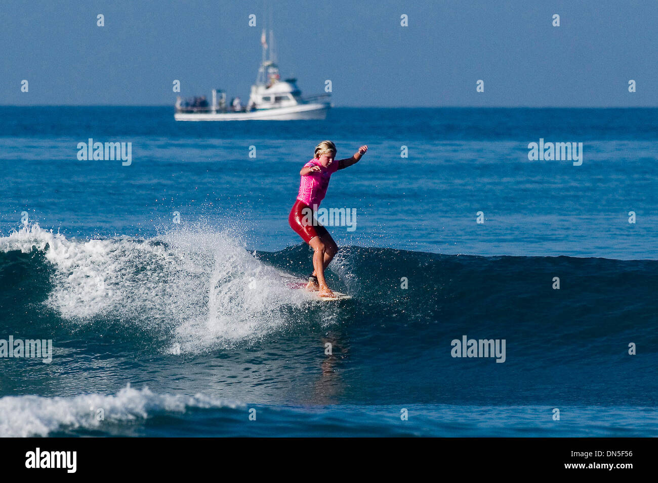 Sep 23, 2006; Cardiff, Kalifornien, USA; TIARE FRIEDMAN (Waikiki, Hawaii) "Noserides" ihren Weg durch ihre Wärme während der Roxy Jam, mit Linda Benson Frauen Longboard Pro, in Cardiff, Kalifornien heute. Roxy Jam, in Verbindung mit der Frauen Welt Longboarding Meisterschaften (WWLC), ist die erste jemals US ASP Frauen Longboarding Wettbewerb sanktioniert. Bietet ein Preisgeld von $1 Stockfoto