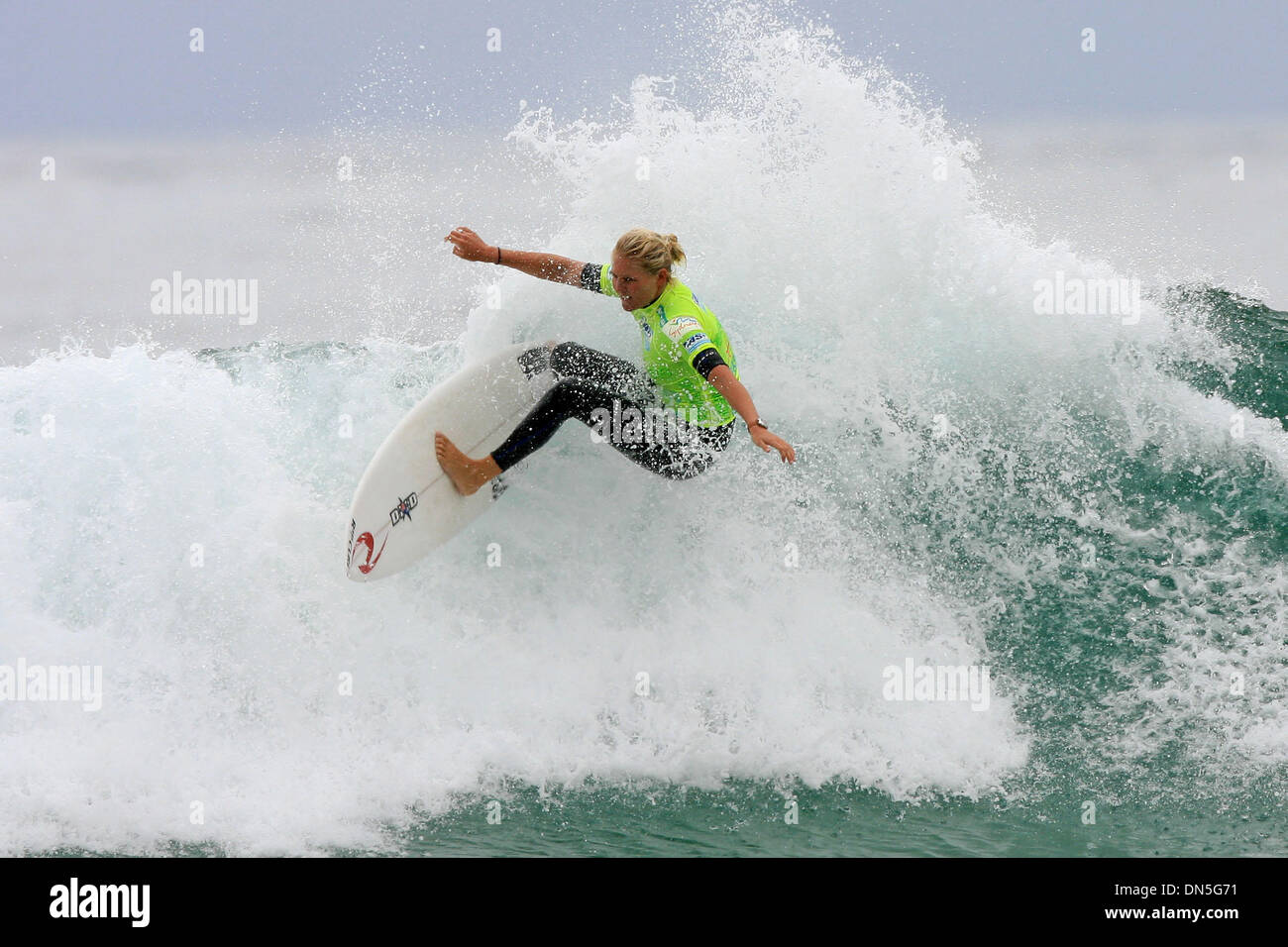 10. Oktober 2006; Manly, New South Wales, Australien; Surfen: STEPHANIE GILMORE weiter ihre riesigen killer Form durch den Wegfall der aktuellen Nummer eins bewertet Surfer auf der World Tour, Melanie Redman-Carr, in Runde drei. Der Sieg von Gilmore schmerzt stark Redman-Carr Welt Titelchance für diese Saison aber für Gilmore, sie wird jetzt freuen Sie sich auf ein Viertel Zusammenstoß gegen Rebecca Woods. Die Havaianas Stockfoto