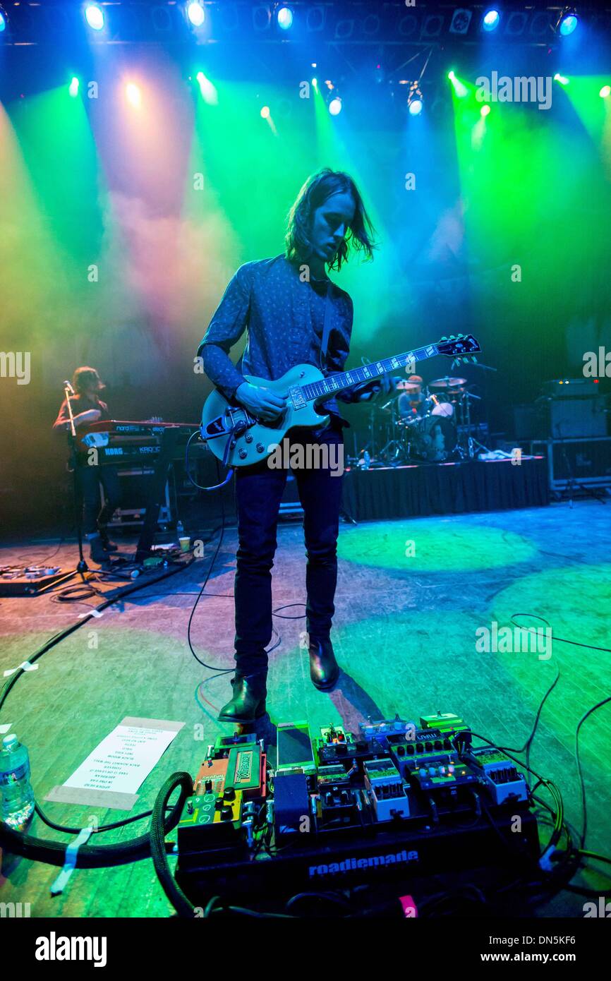 Detroit, Michigan, USA. 17. Dezember 2013. Bassist DANIEL TICHENOR von Cage The Elephant durchführen in The Night 89 X Stole Christmas Show in The Fillmore Bildnachweis: Marc Nader/ZUMA Wire/ZUMAPRESS.com/Alamy Live-Nachrichten Stockfoto