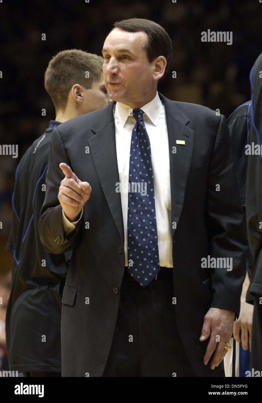 25. November 2006; Durham, NC, USA; Legendäre Duke University Head Coach MIKE KRZYZEWSKI steht Courtside als die Duke University Blue Devils Basketball Mannschaft spielt gegen Davidson College, wie sie bei Cameron Indoor Stadium gespielt. Herzog Niederlagen Davidson 75-47. Obligatorische Credit: Foto von Jason Moore/ZUMA Press. (©) Copyright 2006 von Jason Moore Stockfoto