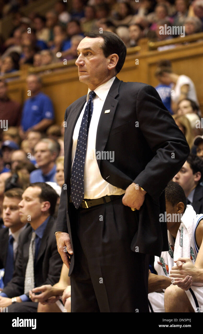 25. November 2006; Durham, NC, USA; Legendäre Duke University Head Coach MIKE KRZYZEWSKI steht Courtside als die Duke University Blue Devils Basketball Mannschaft spielt gegen Davidson College, wie sie bei Cameron Indoor Stadium gespielt. Herzog Niederlagen Davidson 75-47. Obligatorische Credit: Foto von Jason Moore/ZUMA Press. (©) Copyright 2006 von Jason Moore Stockfoto