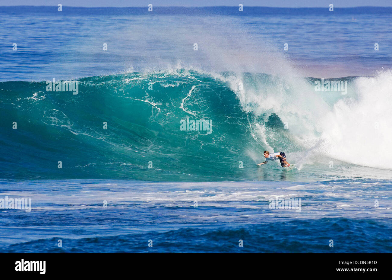 25. November 2006; Oahu, HI, Vereinigte Staaten; NIC MUSCROFT aus Australien rückte durch seine Runde eine Hitze auf dem zweiten Platz bei den OÕNeill World Cup of Surfing am Sunset Beach. Muscroft besiegt Heitor Alves aus Brasilien und Hira Terinatoofa (PYF) und wird Feature in der MenÕs Runde zwei wenn der Wettbewerb fortgesetzt wird. Der OÕNeill World Cup of Surfing ist die letzte Veranstaltung auf der ASP WQS Saison 2006 und Stockfoto