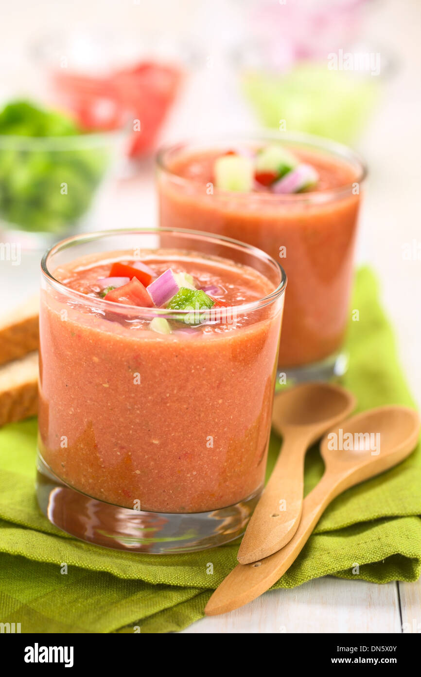 Traditionelle spanische kalte Gemüsesuppe gemacht von Tomaten, Gurken, Paprika, Zwiebel, Knoblauch und Olivenöl in Gläsern serviert Stockfoto