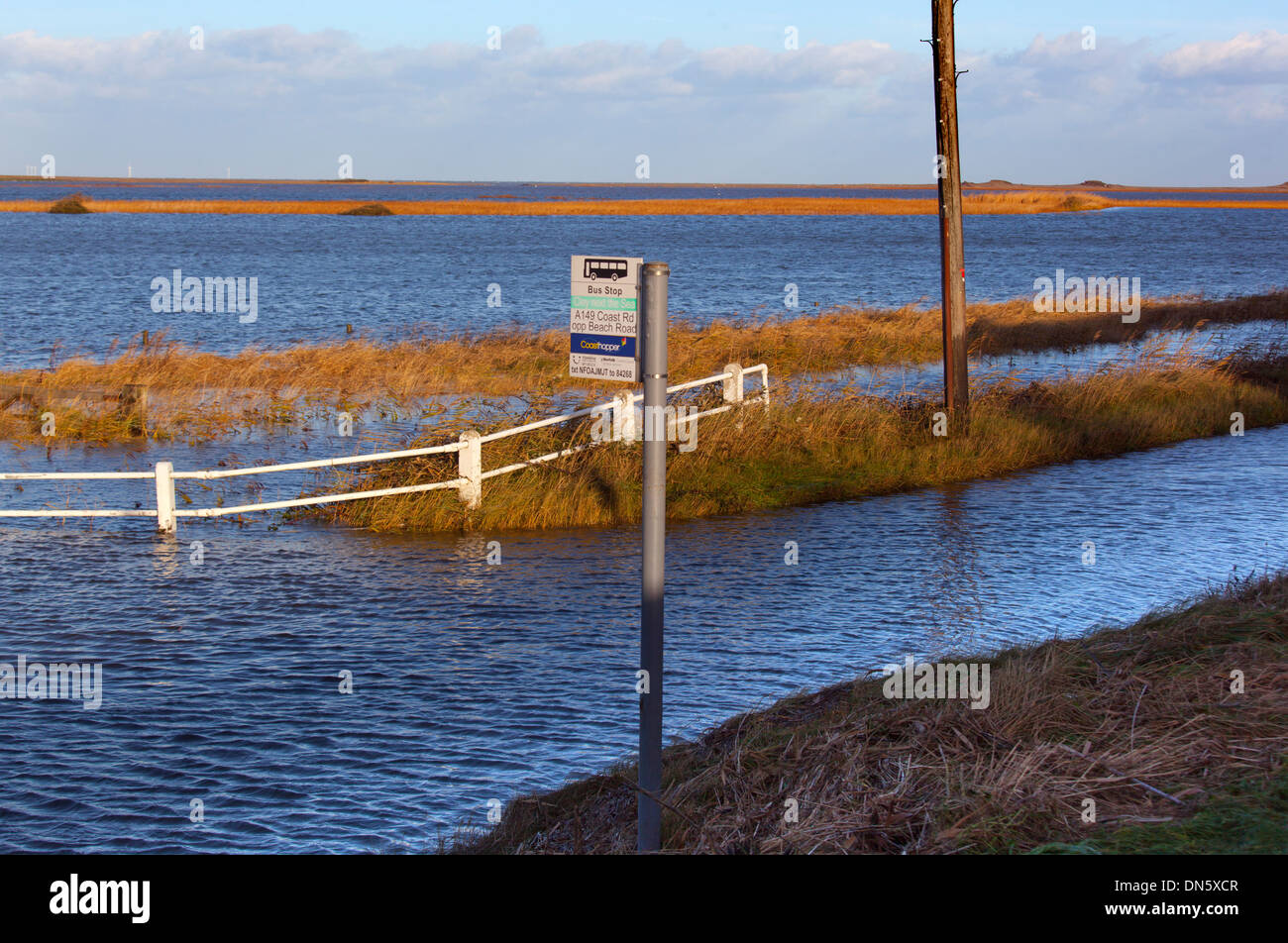 Cley Küste Straße und Sümpfe Norfolk überflutet im Dezember 2013 Nordsee Anstieg Stockfoto