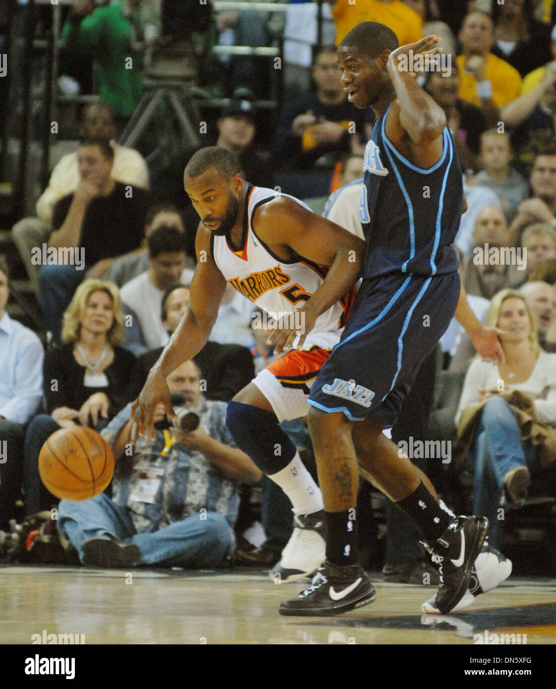 Golden State Warriors Baron Davis läuft in Ronnie Brewer von den Utah Jazz im 1. Quartal ihres Spiels in Oracle Arena in Oakland Kalifornien Dienstag, 30. Oktober 2007. (Bob Larson/Contra Costa Times / ZUMA Press) Stockfoto