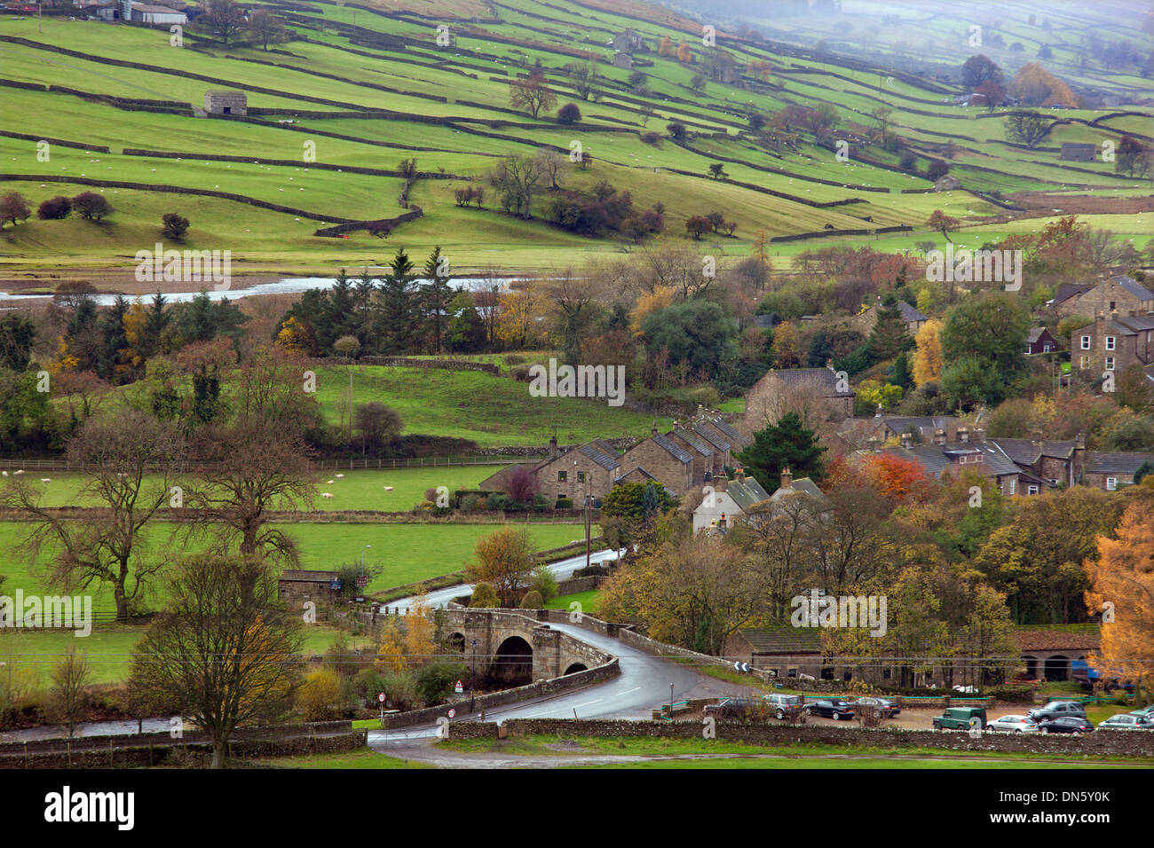 Fluß Senke in der Nähe von Muker Dorf Yorkshire im Herbst Stockfoto