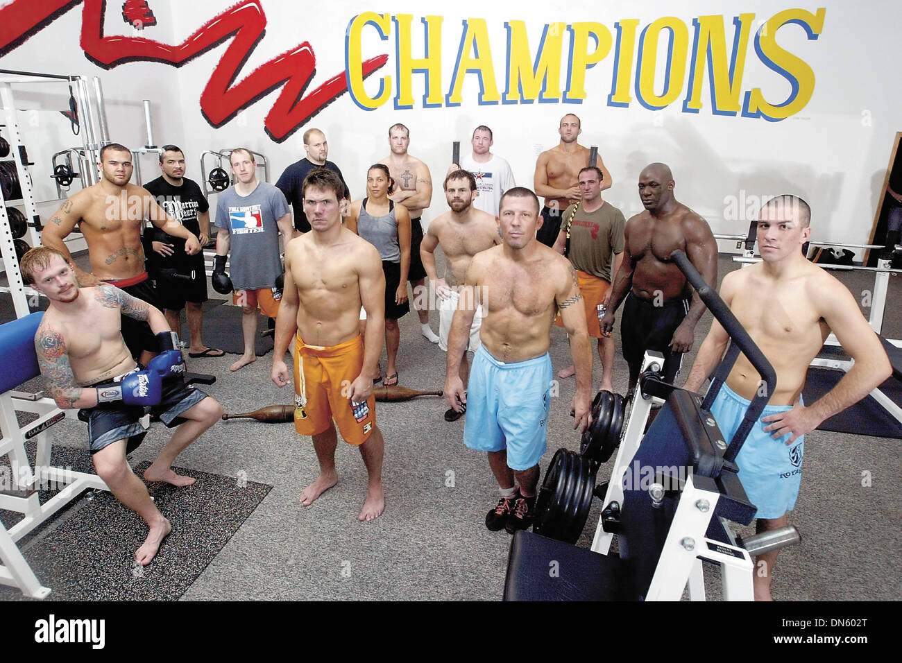 14. September 2006 - Iowa, USA - IFL Kämpfer (hintere Reihe L-R) Rob Lawler, Matt Pena, Ryan McGivern, Ben Rothwell, Adrienna Jenkins, Brad Imes, Jens Dulvell, (unbekannte in weißen Hemd) Mike Ciesnolevicz, Ben Uker, Sherman Pendergarst. (vordere Reihe) Bart Palaszewski, Roy Markham, Pat Miletich und Josh Neer. (Kredit-Bild: © John Schultz/Quad-Stadt Times/ZUMAPRESS.com) Stockfoto