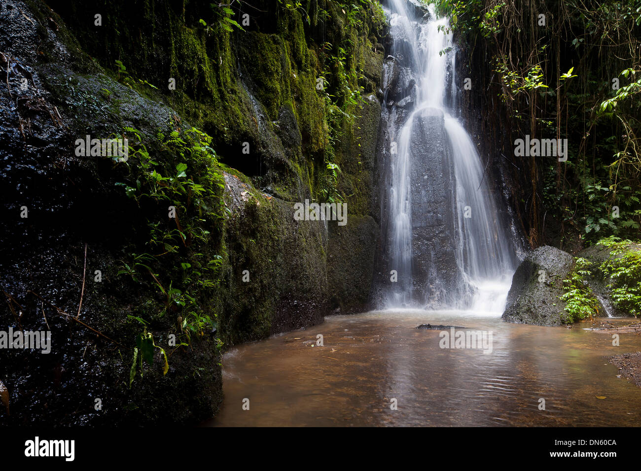 Wasserfall im Regenwald, Terara, Lombok, Nusa Tenggara Barat Provinz, Indonesien Stockfoto