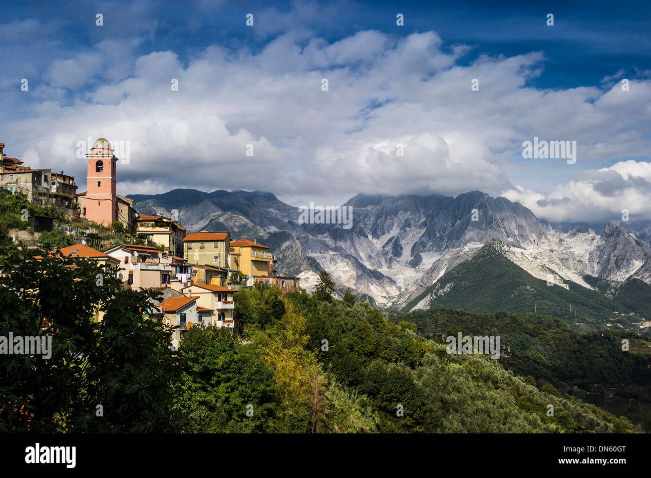 Fontia Dorf, Carrara und die Apuanischen Alpen auf der Rückseite, Massa-Carrara, Toskana, Italien Stockfoto