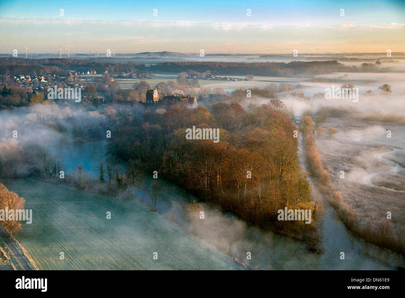 Luftbild, Internat Schloss Heessen Burg, Morgennebel über der Lippe Fluss, Hamm-Heessen, Hamm, Ruhrgebiet Stockfoto