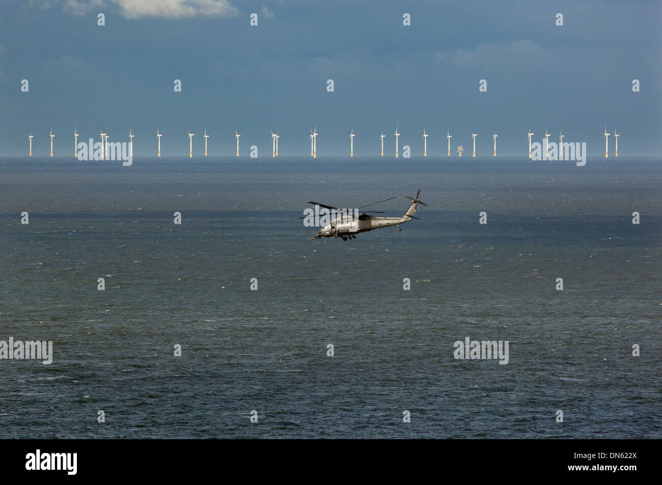 Hubschrauber und Sheringham Shoal Windpark Nordsee Weybourne Norfolk Stockfoto