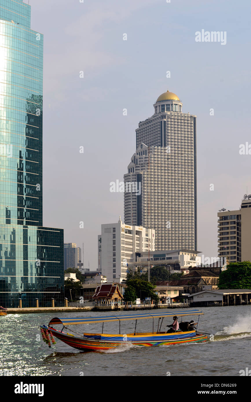 Longtail-Boot auf dem Chao Phraya River mit der State Tower an der Rückseite, Bangkok, Thailand Stockfoto