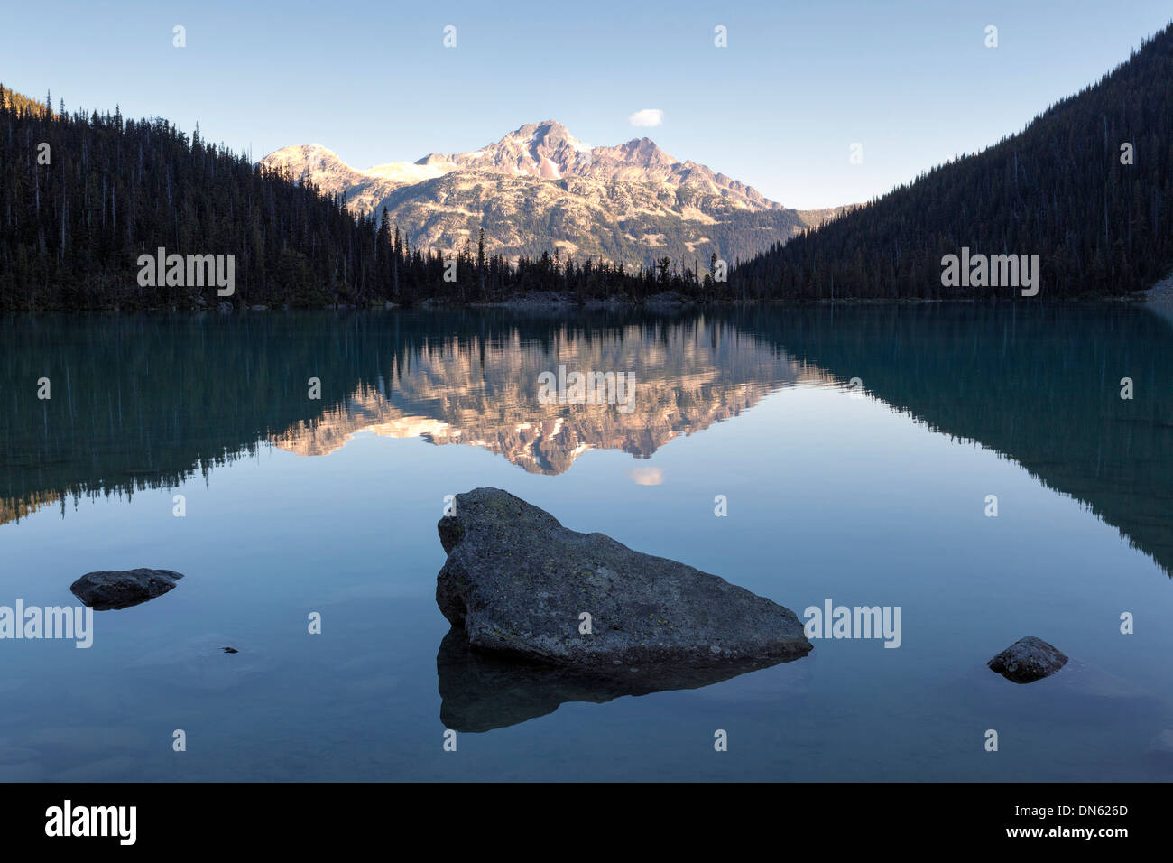 Am frühen Morgen, Berge mit Reflexionen im oberen Joffre Lake, Joffre Lakes Provincial Park, Kanada Stockfoto