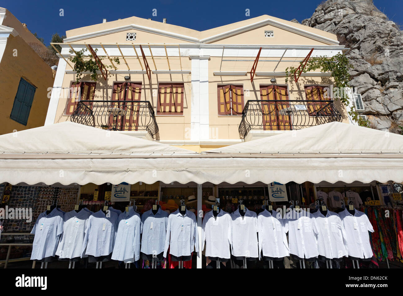 Shop Verkauf Hemden, Symi, Symi Insel, Dodekanes, Griechenland Stockfoto