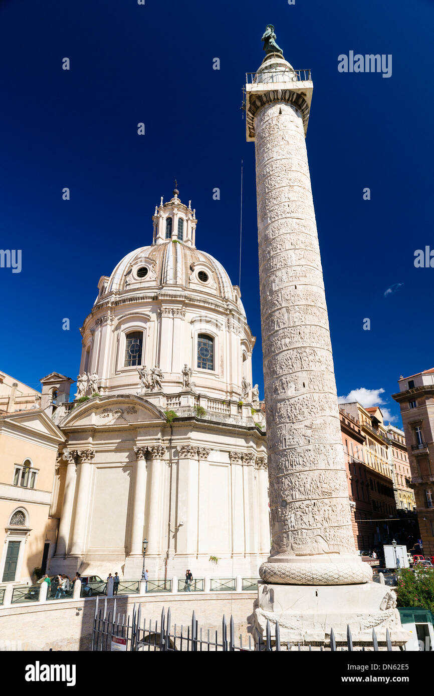 Trajanssäule, der Kirche Chiesa SS Nome di Maria e Bernardo, Rom, Latium, Italien Stockfoto