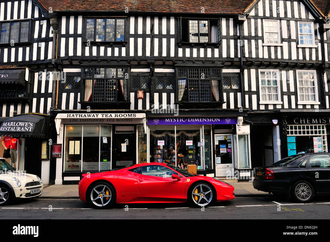 Ferrari Auto parkte vor einem Fachwerkhaus, Stratford Warwickshire, England, Vereinigtes Königreich Stockfoto