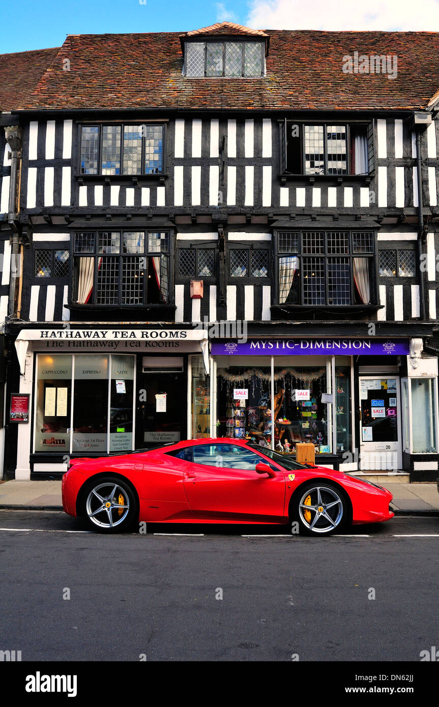 Ferrari Auto parkte vor einem Fachwerkhaus, Stratford Warwickshire, England, Vereinigtes Königreich Stockfoto