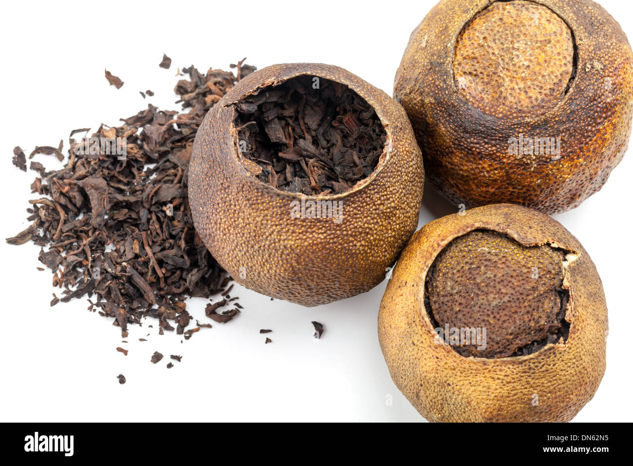 Chinesischer Tee Pu-Erh verpackt in getrockneten Mandarinen isoliert auf weiss Stockfoto