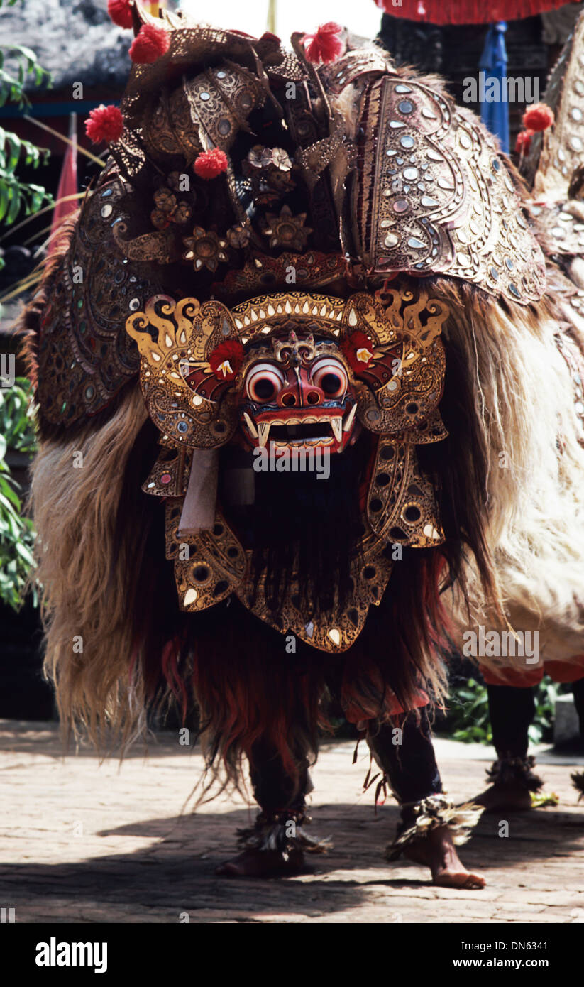 Lokal im Kostüm während einer Aufführung einer Barong-Show (Ramayana Geschichte, traditionelle Tänze und Musik), Bali, Indonesien Stockfoto