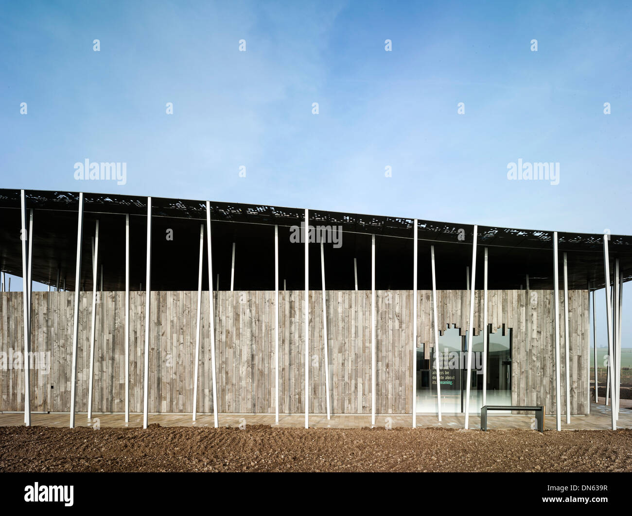 Stonehenge Visitor Centre, Amesbury, Vereinigtes Königreich. Architekt: Denton Corker Marshall LLP, 2013. Südansicht mit Cut-out t Stockfoto