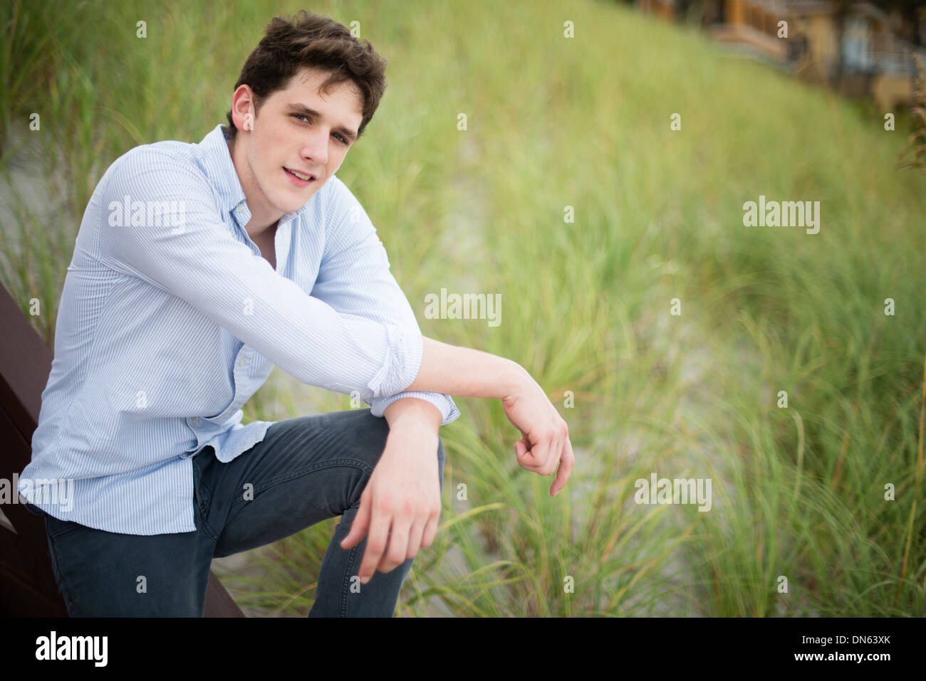 Hispanic Mann in hohe Gräser Stockfoto
