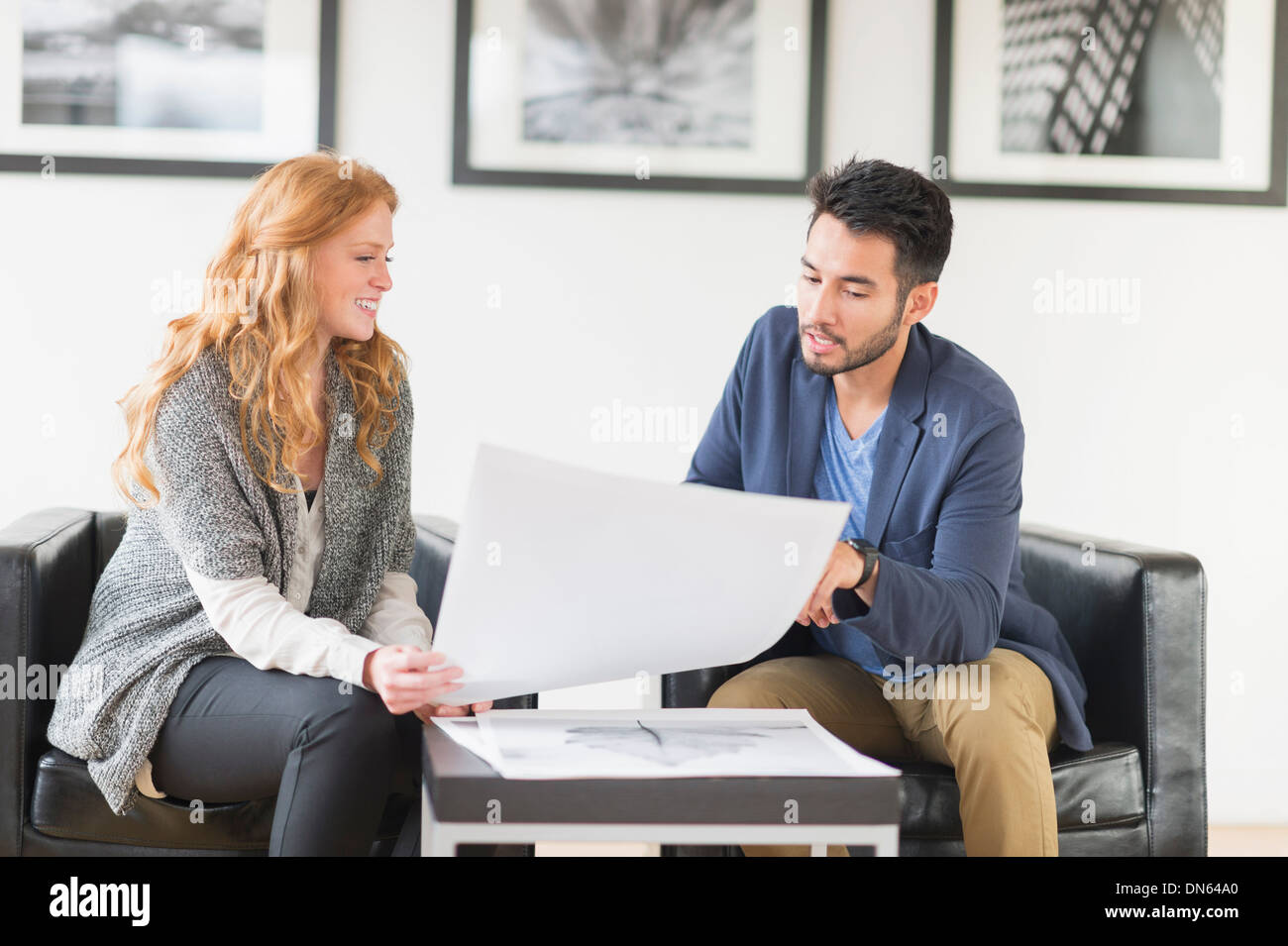 Künstler und Galerie Besitzer sprechen in Kunstgalerie Stockfoto