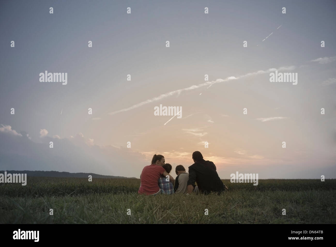 Kaukasische Familie mit Blick auf Getreidefelder Stockfoto