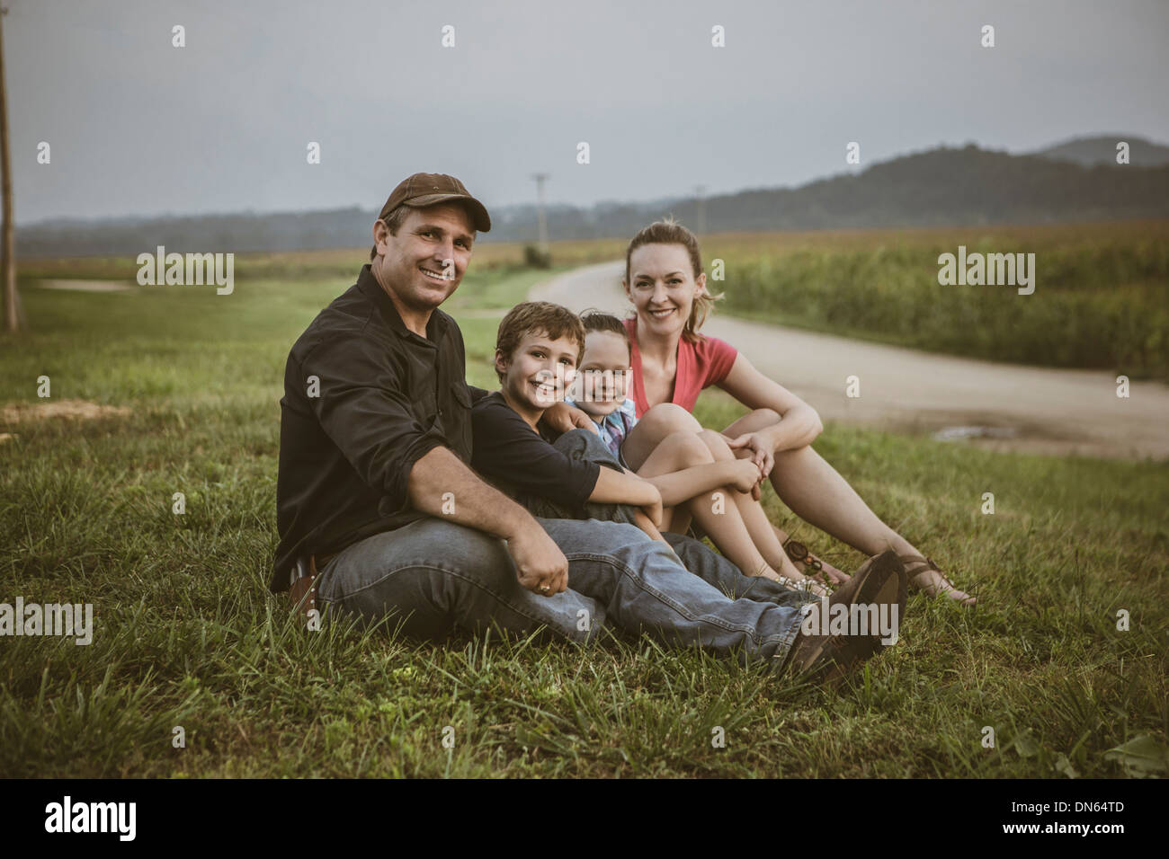 Kaukasische Familie mit Blick auf Getreidefelder Stockfoto