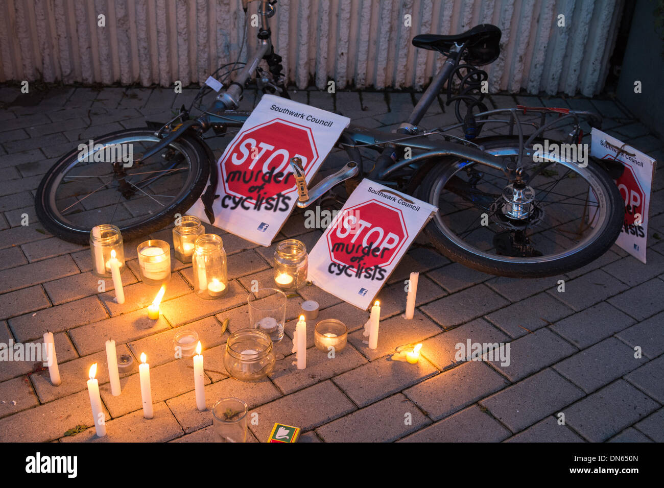 London, UK, 19. Dezember 2013. Ein Fahrrad ist umgeben mit Kerzen als Radfahrer und ihre Anhänger halten ein Morgen Rushhour Requiem und sterben in Vauxhall Cross in Erinnerung an die Fußgänger und Radfahrer, die dort und an ähnliche Kreuzungen in London gestorben sind. Die Demonstranten wollen sicherer Verkehrsknotenpunkte für Fußgänger und Radfahrer, bessere Infrastruktur und eine gleichwertige Regierung Radfahren verbringen auf Zyklus Sicherheit an, die in den Niederlanden gefunden. Bildnachweis: Patricia Phillips/Alamy Live-Nachrichten Stockfoto