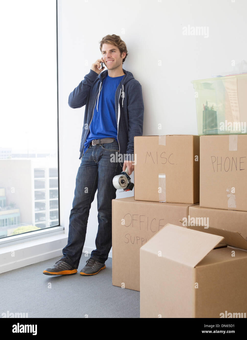 Kaukasischen Mann mit Kartons in neues Zuhause Stockfoto