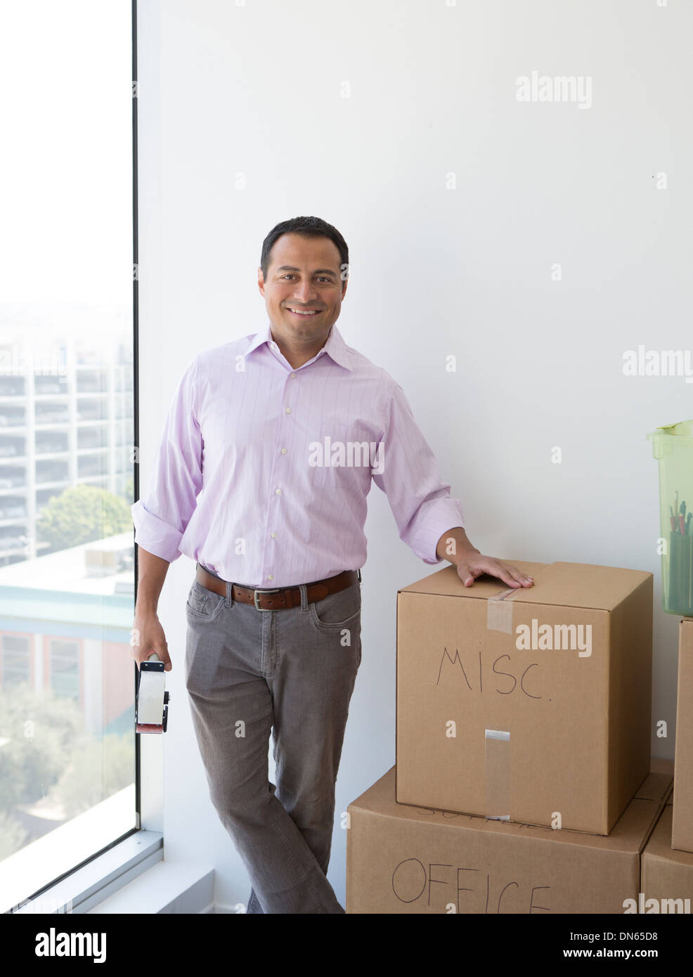 Hispano-Amerikaner Geschäftsmann mit Kartons im neuen Büro Stockfoto