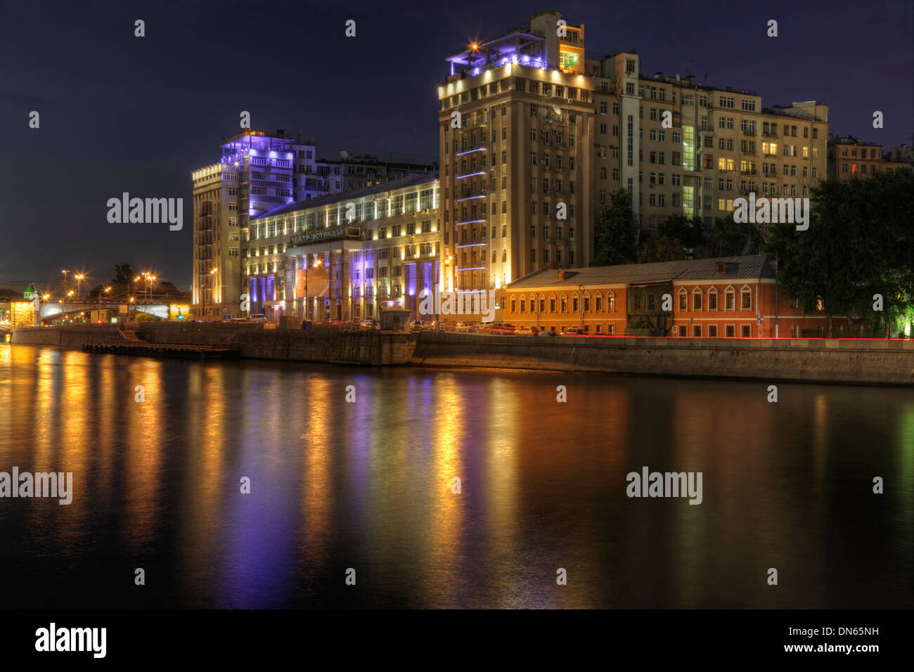 Skyline der Stadt beleuchtet in der Nacht, Moskau, Russland Stockfoto